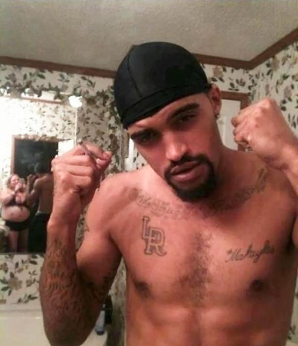 Illustration de l'article : 40 selfies complètement gâchés par un arrière-plan douteux