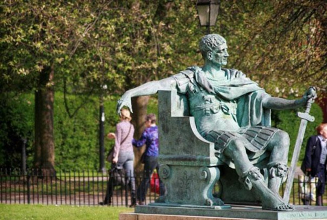 Illustration de l'article : 26 statues hilarantes grâce à de simples passants imaginatifs