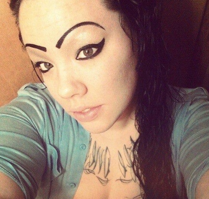 Illustration de l'article : Ces 20 fa&ccedil;ons particuli&egrave;res de se refaire les sourcils