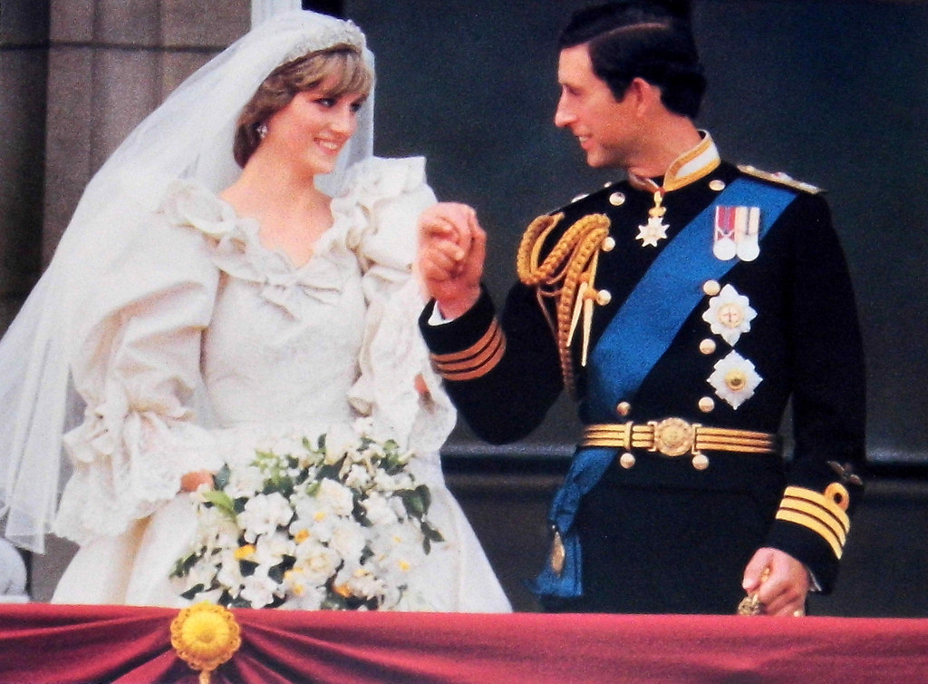 Illustration de l'article : Un détail étonnant revient sur chaque photo officielle du couple de Lady Di et du Prince Charles !