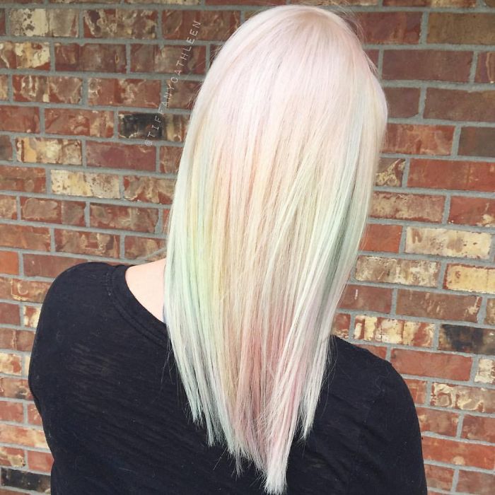 Illustration de l'article : La grande tendance capillaire de 2017 : la chevelure licorne ou holographique