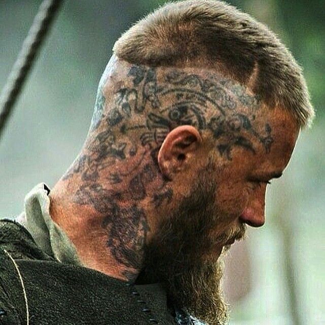 Vikings les tatouages des personnages principaux en détail
