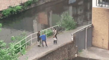 Illustration de l'article : Il dépose un tas de 15 000 pièces de monnaie dans une rue pour observer la réaction surprenante des passants