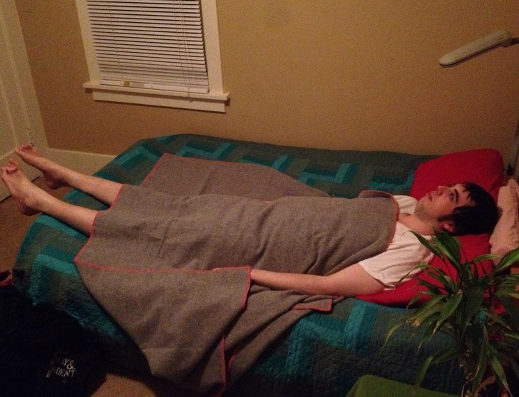 Illustration de l'article : Ces 20 photos qui montrent la difficult&eacute; parfois d'&ecirc;tre une personne de grande taille