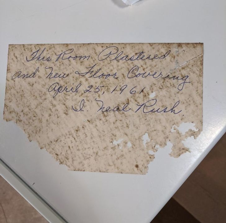 Illustration de l'article : Ces 18 photos des découvertes qu'on peut faire en emménageant