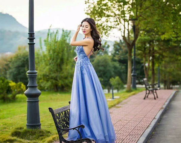 Illustration de l'article : À 50 ans, cette maman parait tellement jeune qu'on pense qu'elle est la petite amie de son fils. Voici son secret !