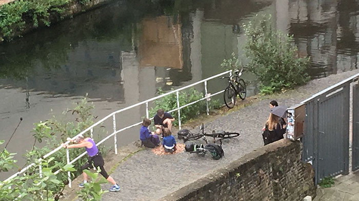 Illustration de l'article : Il dépose un tas de 15 000 pièces de monnaie dans une rue pour observer la réaction surprenante des passants