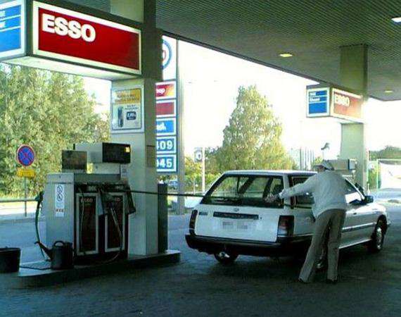 Illustration de l'article : 13 personnes qui ont encore du mal avec le fonctionnement des stations service