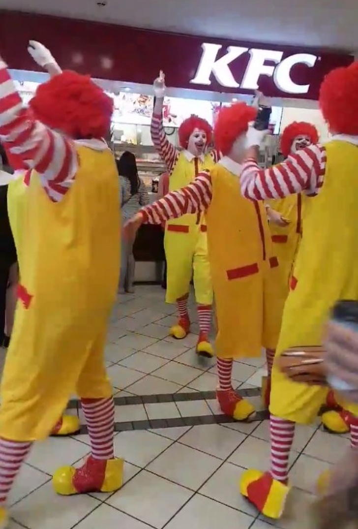 Illustration de l'article : Ces 18 photos de situations bizarres capturées par des internautes