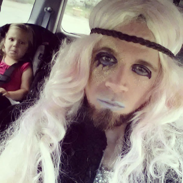 Illustration de l'article : 40 selfies complètement gâchés par un arrière-plan douteux