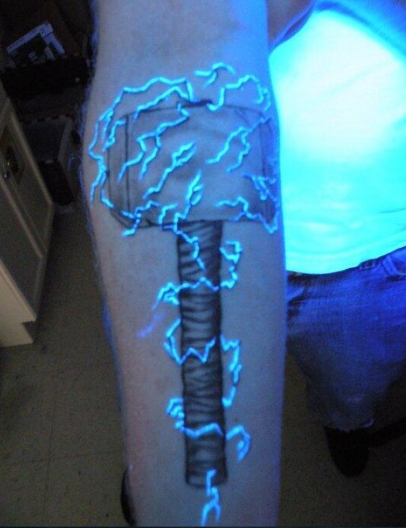 Illustration de l'article : 15 tatouages phosphorescents &agrave; couper le souffle