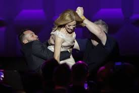 Illustration de l'article : Ces 14 chutes mémorables de stars vécues en direct