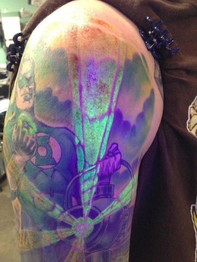 Illustration de l'article : 15 tatouages phosphorescents &agrave; couper le souffle