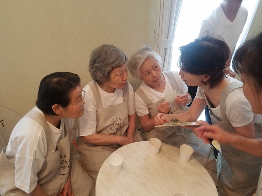 Illustration de l'article : Un restaurant emploie des serveurs souffrants de d&eacute;mence pour une exp&eacute;rience sociale !