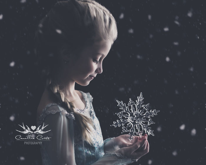 Illustration de l'article : Une petite fille de 7 ans et sa maman se d&eacute;guisent en personnages Disney et r&eacute;alisent des clich&eacute;s plus intenses que les originaux