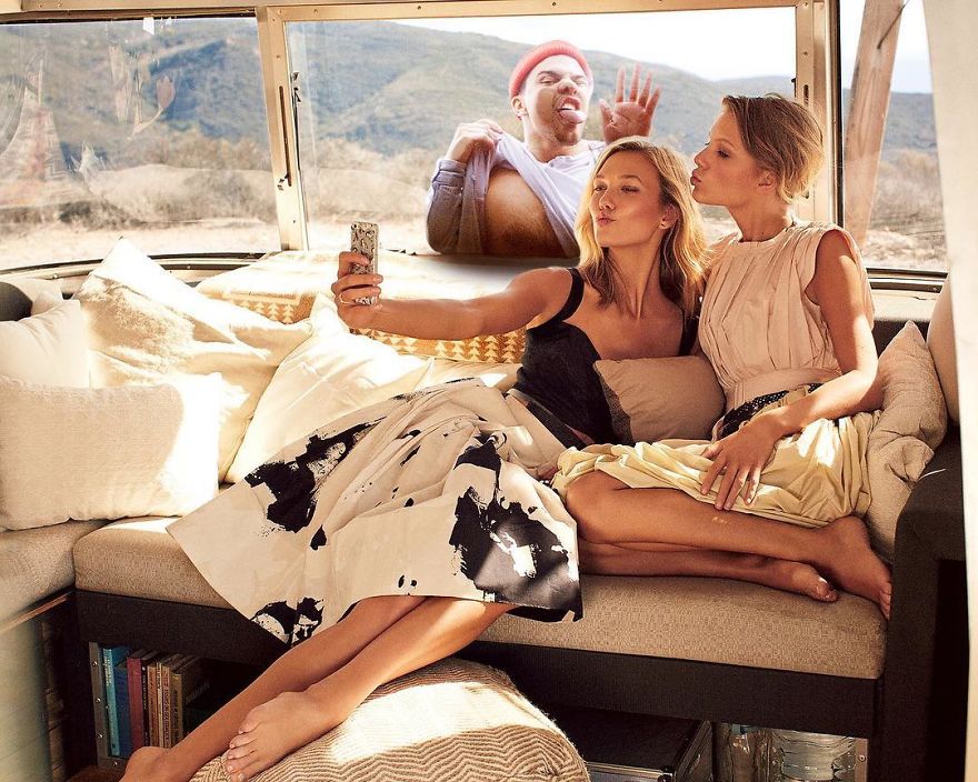 Illustration de l'article : Il décide de s’incruster avec succès sur les photos de célébrités