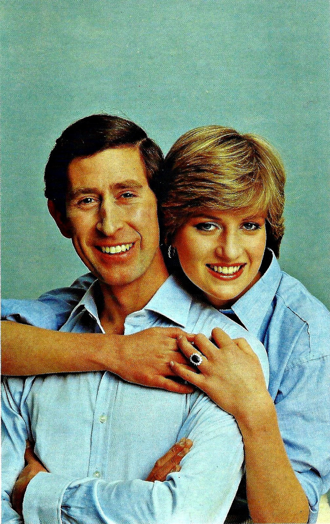Illustration de l'article : Un détail étonnant revient sur chaque photo officielle du couple de Lady Di et du Prince Charles !