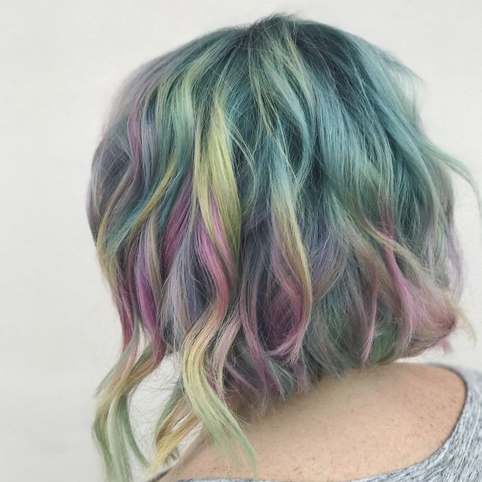 Illustration de l'article : La grande tendance capillaire de 2017 : la chevelure licorne ou holographique