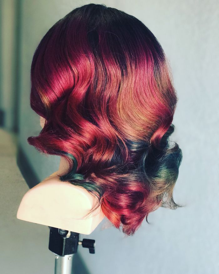 Illustration de l'article : La grande tendance capillaire de 2017 : la chevelure licorne ou holographique