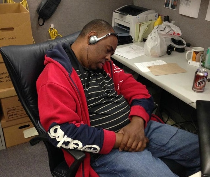 Illustration de l'article : Ces 14 collègues qui ont une façon bien à eux de travailler