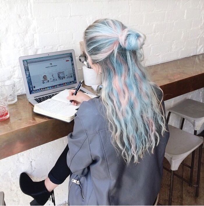 Illustration de l'article : La grande tendance capillaire de 2017 : la chevelure licorne ou holographique