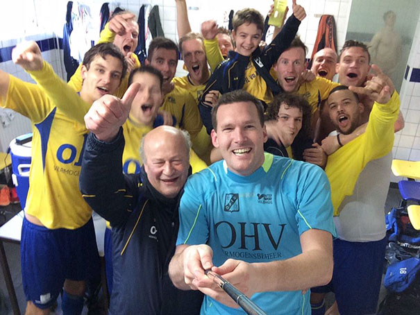 Illustration de l'article : 40 selfies complètement gâchés par un arrière-plan douteux