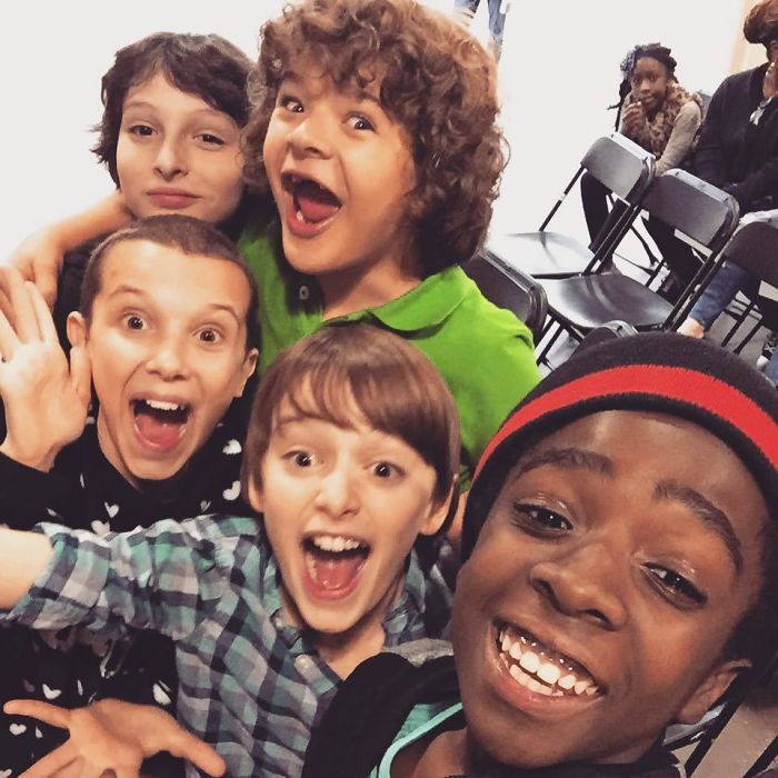 Illustration de l'article : 20 photos qui montrent la complicité des acteurs de Stranger Things hors caméra