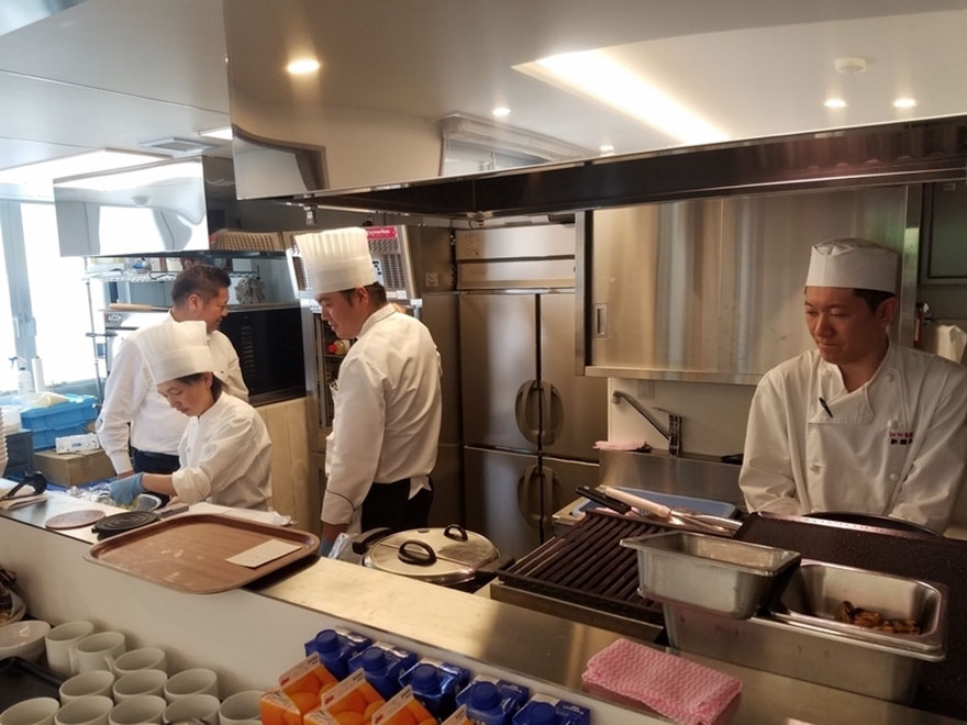 Illustration de l'article : Un restaurant emploie des serveurs souffrants de d&eacute;mence pour une exp&eacute;rience sociale !