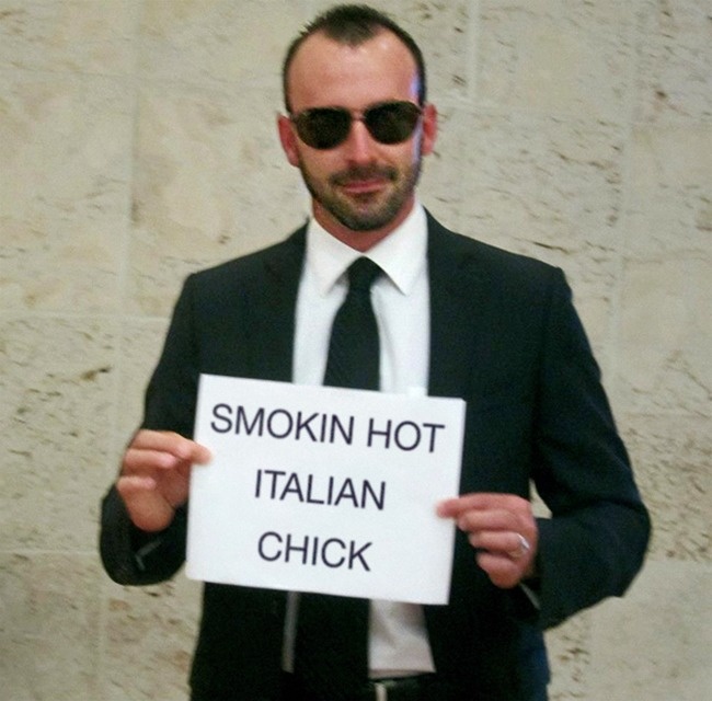 Illustration de l'article : 19 personnes attendant quelqu’un à l’aéroport de manière originale