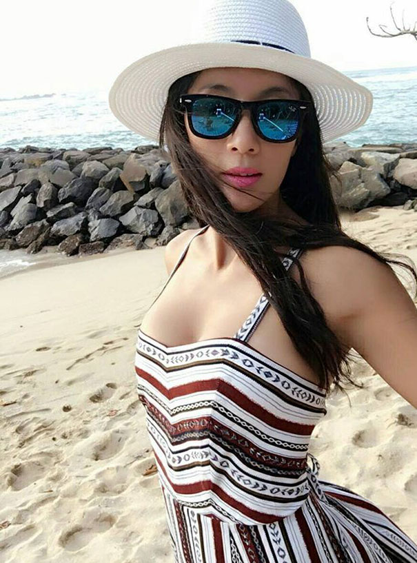 Illustration de l'article : À 50 ans, cette maman parait tellement jeune qu'on pense qu'elle est la petite amie de son fils. Voici son secret !