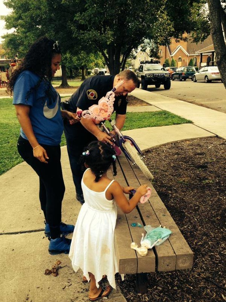 Illustration de l'article : Ces 18 policiers qui font preuve d'une grande humanité