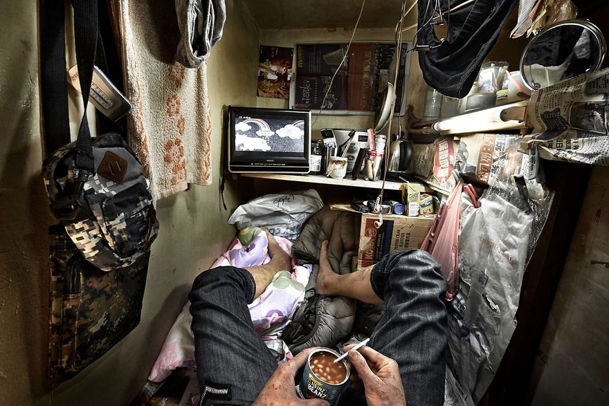 Illustration de l'article : 14 photos choc montrant la vie des habitants des « appartements cercueil » à Hong Kong
