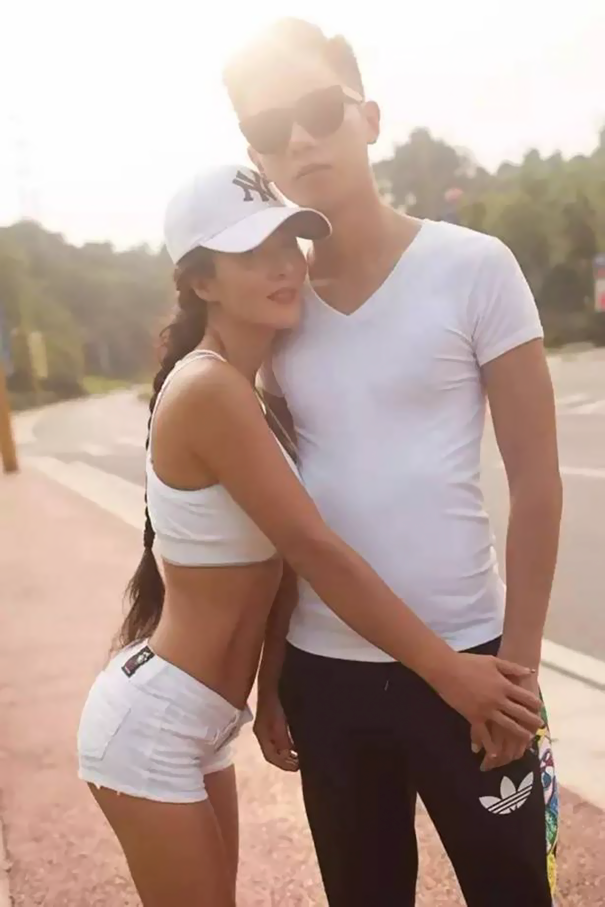 Illustration de l'article : À 50 ans, cette maman parait tellement jeune qu'on pense qu'elle est la petite amie de son fils. Voici son secret !