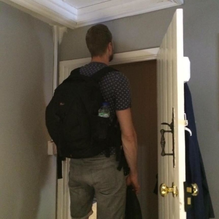 Illustration de l'article : Ces 20 photos qui montrent la difficult&eacute; parfois d'&ecirc;tre une personne de grande taille