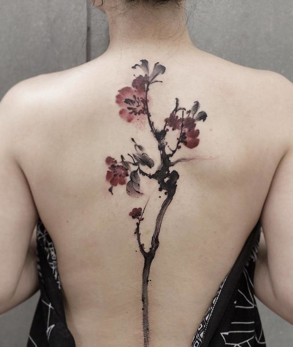 Illustration de l'article : Ces 20 idées de tatouages féminins à réaliser sur la colonne vertébrale